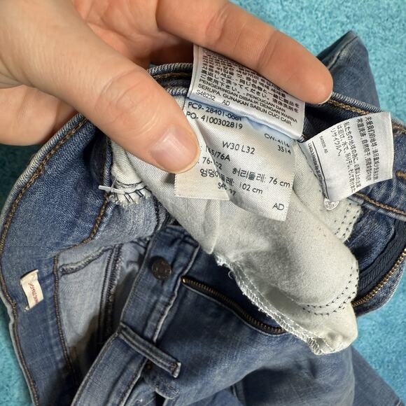 Levi's Jeans Women's Size 30 Blue Denim Mid Rise Slimming Straight - Picture 16 of 16